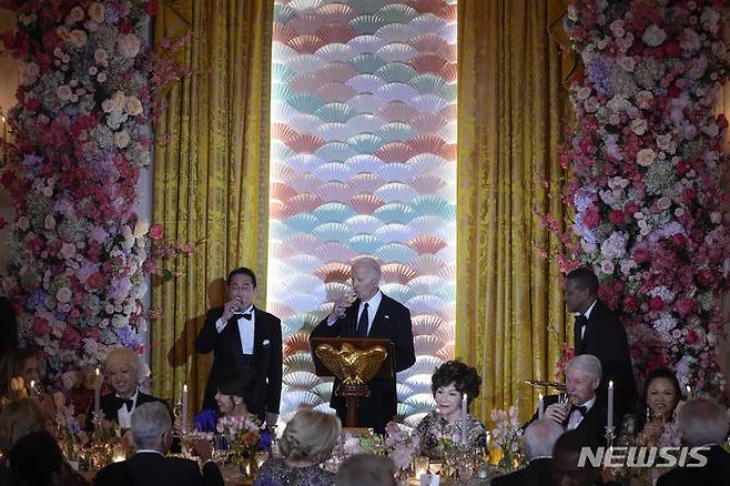 [워싱턴=AP/뉴시스]조 바이든 미국 대통령과 기시다 후미오 일본 총리가 10일(현지시각) 백악관 스테이트다이닝룸에서 국빈 만찬을 진행하고 있다. 2024.04.11.