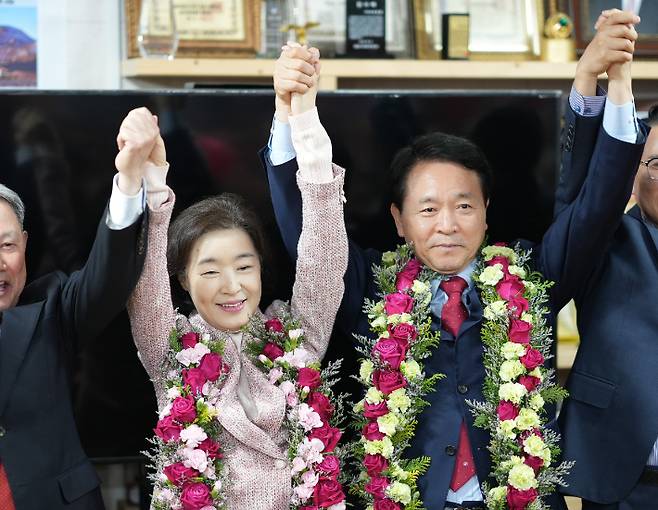 국민의힘 성일종 후보가 당선 축하를 받고 기념촬영을 하고 있다. 연합뉴스