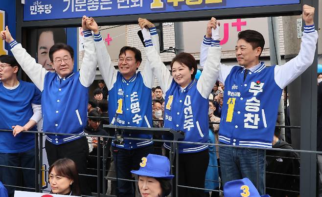 용인 지원 나선 이재명 대표 (서울=연합뉴스) 이정훈 기자 = 더불어민주당 이재명 대표가 6일 경기 용인시 수지구 풍덕천사거리에서 손명수, 이언주, 부승찬 등 이 지역 후보들 지원 유세를 하고 있다. 2024.4.6 uwg806@yna.co.kr (끝) 연합뉴스