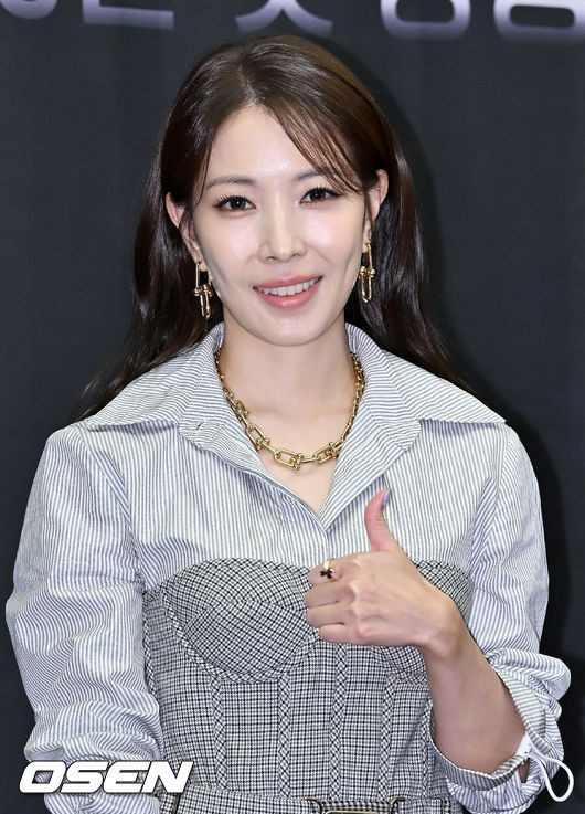 [OSEN=민경훈 기자] 23일 오후 서울 마포구 상암 스탠포드 그랜드볼룸에서 Mnet '스트릿 맨 파이터' 대면 제작발표회가 열렸다.이 자리에는 가수 보아, 은혁, 장우영과 크루 뱅크투브라더스, 어때, 엠비셔스, YGX, 원밀리언, 위댐보이즈, 저스트절크, 프라임킹즈, 권영찬CP, 최정남PD, 김나연PD가 참석했다.가수 보아가 무대 위에서 포토타임을 갖고 있다. 2022.08.23 /rumi@osen.co.kr