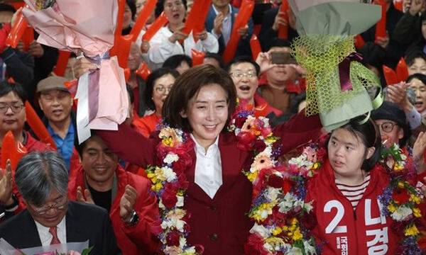 서울 동작을에서 당선된 국민의힘 나경원 후보가 11일 동작구 선거사무소에서 꽃다발을 들고 기뻐하고 있다. 연합뉴스