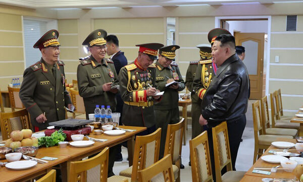 북한 노동당 기관지 노동신문은 11일 김정은 총비서가 전날 김정일군정대학을 현지지도했다고 보도했다. 평양 노동신문=뉴스1