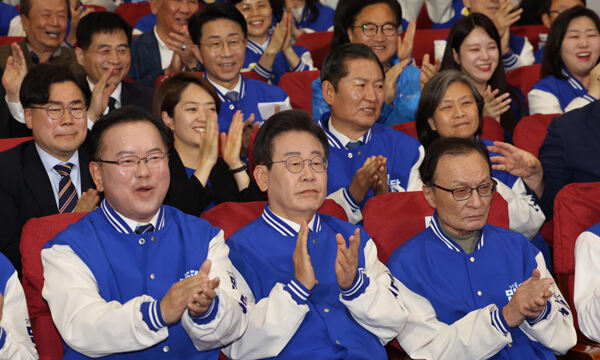 더불어민주당 이재명 대표 10일 서울 여의도 국회 의원회관에 마련된 제22대 국회의원선거 개표상황실에서 출구조사 결과를 보며 박수치고 있다. 공동취재