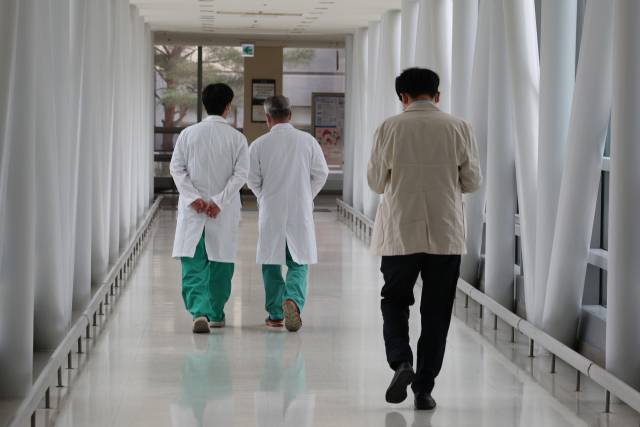 의정(醫政) 갈등이 8주째 계속되는 가운데 10일 서울 시내의 한 대학병원에서 의료진이 이동하고 있다. 연합뉴스