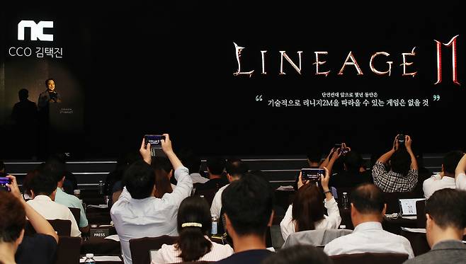 2019년 9월5일 엔씨소프트가 모바일 게임 〈리니지2M〉의 미디어 쇼케이스를 발표하고 있다. ⓒ연합뉴스