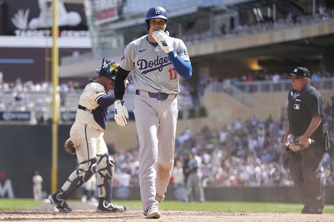 LA 다저스 오타니 쇼헤이가 11일 미네소타전 더그아웃으로 돌아가고 있다. | AP연합뉴스