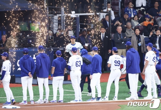 서울 구로구 고척스카이돔에서 열린 2024 미국 메이저리그(MLB) 월드투어 서울시리즈 공식 개막전 샌디에이고 파드리스와 LA 다저스의 2차전 경기. LA 다저스 오타니 쇼헤이가 그라운드에 입장하고 있다. /사진=뉴스1