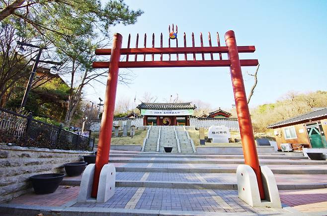 양천 향교 터(궁산 기슭에 있다.)