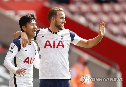 우승하기 위해 토트넘 홋스퍼를 떠났던 해리 케인이 토트넘 복귀설을 일축했다. 현재 바이에른 뮌헨에서 뛰고 있는 케인은 최근 토트넘 복귀설 및 맨체스터 유나이티드 이적설에 대해 자신의 미래는 뮌헨에 있다며 계약 기간 4년 동안 충성을 바치겠다고 말했다. 연합뉴스