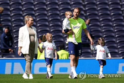 우승하기 위해 토트넘 홋스퍼를 떠났던 해리 케인이 토트넘 복귀설을 일축했다. 현재 바이에른 뮌헨에서 뛰고 있는 케인은 최근 토트넘 복귀설 및 맨체스터 유나이티드 이적설에 대해 자신의 미래는 뮌헨에 있다며 계약 기간 4년 동안 충성을 바치겠다고 말했다. 연합뉴스