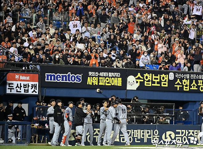 한화 이글스 좌완투수 류현진이 11일 서울 잠실야구장에서 열린 2024 신한 SOL Bank KBO리그 두산 베어스와의 원정경기에 선발 등판해 호투한 뒤 마운드에서 내려오며 팬들의 박수와 동료들의 축하를 받고 있다. 이날 6이닝 1피안타 2볼넷 8탈삼진 무실점으로 호투했다. 잠실, 김한준 기자