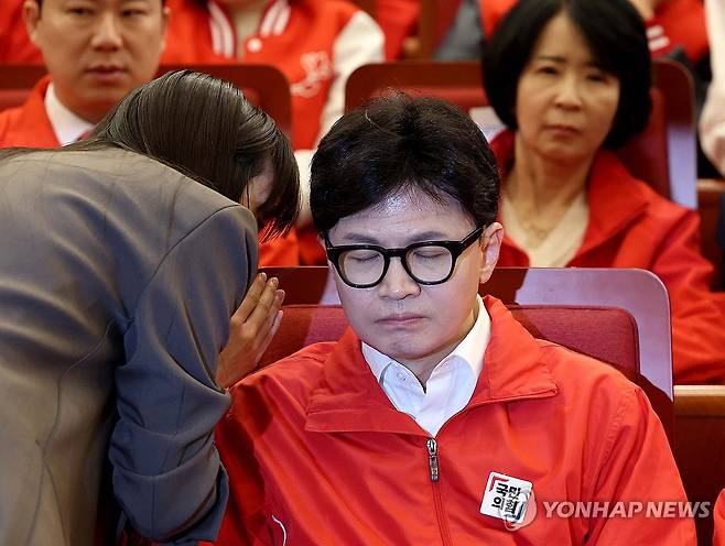 어두운 표정으로 (서울=연합뉴스) 한종찬 기자 = 국민의힘 한동훈 총괄선대위원장이 10일 서울 여의도 국회도서관에 마련된 제22대 국회의원선거 개표상황실에서 출구조사 결과를 시청하고 있다. 2024.4.10 [공동취재] saba@yna.co.kr