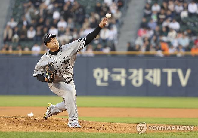 투구하는 한화 선발 류현진 (서울=연합뉴스) 김주형 기자 = 11일 오후 서울 잠실야구장에서 열린 프로야구 한화 이글스와 두산 베어스의 경기.
    한화 선발 류현진이 힘차게 투구하고 있다. 2024.4.11 kjhpress@yna.co.kr