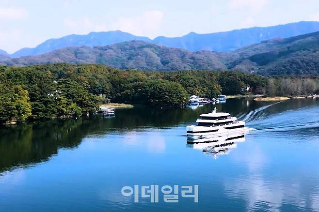 가평의 ‘북한강 천년뱃길’을 운항하는 가평크루즈.(사진=가평크루즈 제공)