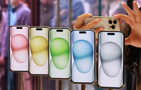 애플 아이폰 15 시리즈 및 애플 워치 국내 공식 출시일인 지난해 10월 13일 서울 중구 명동 애플스토어에서 고객들이 제품을 살피고 있는 모습. 〈사진=연합뉴스〉