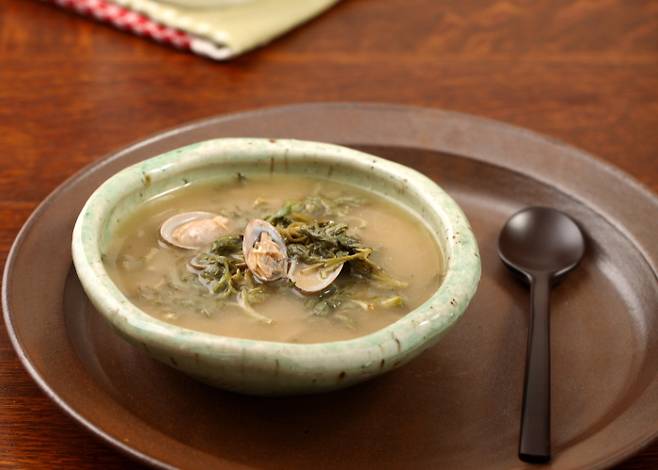 된장국에 쑥을 넣고 바지락 등을 추가하면 맛 좋은 건강식이 될 수 있다. [사진=국립농업과학원]