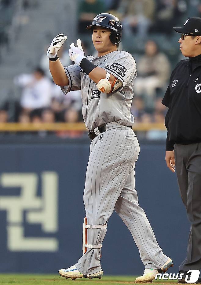 11일 서울 송파구 잠실야구장에서 열린 '2024 신한 SOL 뱅크 KBO리그' 한화 이글스와 두산 베어스의 경기, 한화 노시환이 1회초 1사 2루에서 적시타를 친 뒤 세리머니를 펼치고 있다. 2024.4.11/뉴스1 ⓒ News1 김진환 기자