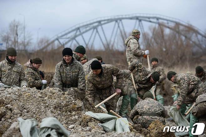 10일(현지시간) 카자흐스탄 북부 페트로파블시 자레치니 정착촌에서 군인들이 홍수에 대비해 둑을 건설하고 있다. 2024.04.10 ⓒ AFP=뉴스1 ⓒ News1 정지윤 기자
