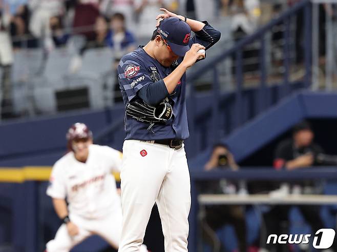 12일 오후 서울 고척스카이돔에서 열린 2024 신한은행 SOL뱅크 KBO리그 롯데 자이언츠와 키움 히어로즈의 경기, 3회말 선취점을 허용한 롯데 선발투수 박세웅이 아쉬워하고 있다. 2024.4.12/뉴스1 ⓒ News1 이동해 기자