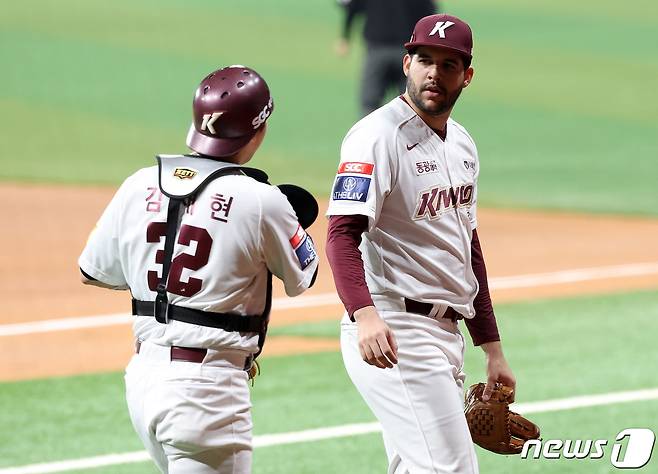 12일 오후 서울 고척스카이돔에서 열린 2024 신한은행 SOL뱅크 KBO리그 롯데 자이언츠와 키움 히어로즈의 경기, 1회초 무실점으로 이닝을 막아낸 키움 선발투수 헤이수스가 포수 김재현과 대화를 나누고 있다. 2024.4.12/뉴스1 ⓒ News1 이동해 기자