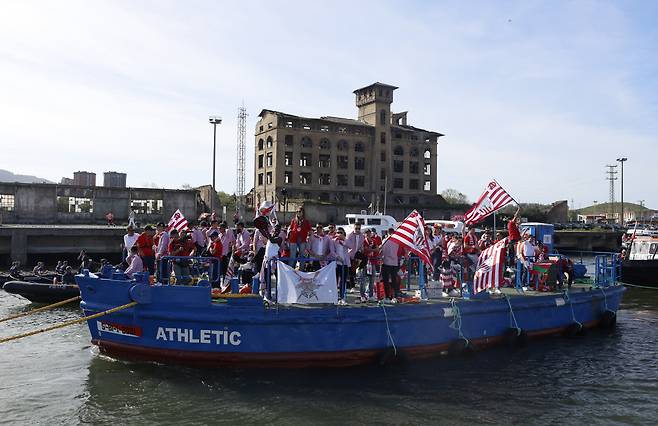 Soccer Football - Copa del Rey - Athletic Bilbao celebrate winning the Copa del Rey - Bilbao, Spain - April 11, 2024 Athletic Bilbao players celebrate with the trophy on a barge called La Gabarra during a parade on the River Nervion after winning the Copa del Rey REUTERS/Vincent West<저작권자(c) 연합뉴스, 무단 전재-재배포, AI 학습 및 활용 금지>