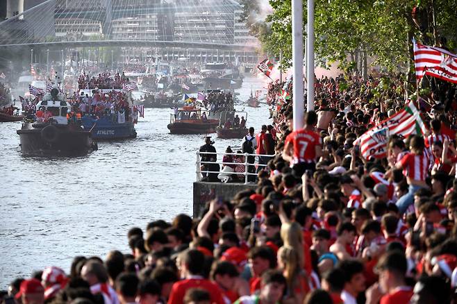 Atletic Bilbao players sail on board 'La Gabarra' boat (C) under the Zubizuri bridge during the celebration of their trophy of the Spanish Copa del Rey (King's Cup) in Bilbao on April 11, 2024. The boat is an emblem of the triumphs of Athletic Bilbao, since in it they celebrated winning the Liga in 1983 and their double victory, in the Liga and in the King's Cup, in 1984. (Photo by ANDER GILLENEA / AFP)







<저작권자(c) 연합뉴스, 무단 전재-재배포, AI 학습 및 활용 금지>