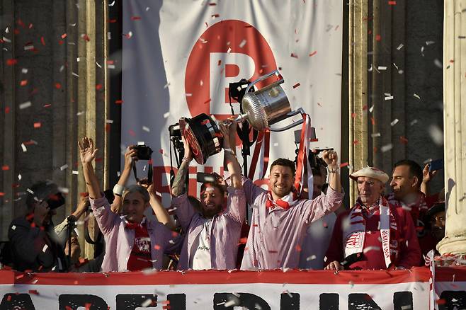 Athletic Bilbao's Spanish forward #10 Iker Muniain (C) flanked by Athletic Bilbao's Spanish coach Ernesto Valverde (L), Athletic Bilbao's Spanish defender #18 Oscar De Marcos and former Athletic Bilbao's goalkeeper Jose Angel Iribar (R) holds the trophy during the celebration of their victory in the Spanish Copa del Rey (King's Cup) on the balcony of Bilbao's townhall on April 11, 2024. Athletic Club Bilbao won 2024 Copa del Rey (King's Cup) on April 6 in Seville, their 24th Copa trophy but their first major silverware for 40 years. (Photo by ANDER GILLENEA / AFP)







<저작권자(c) 연합뉴스, 무단 전재-재배포, AI 학습 및 활용 금지>