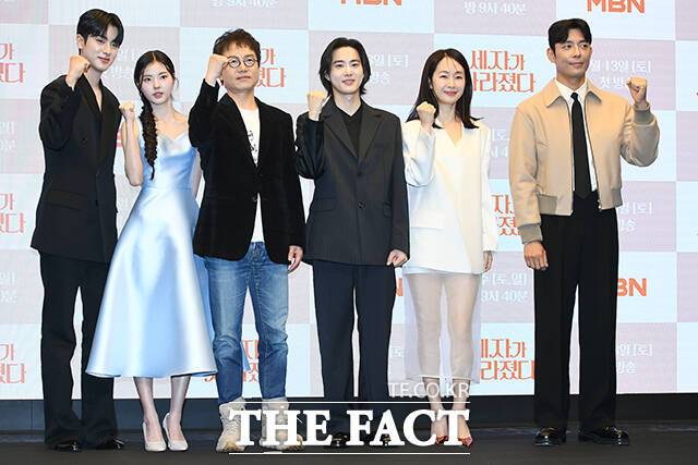 배우 김민규와 홍예지 김진만 감독 배우 수호 명세빈 김주헌(왼쪽부터)이 12일 오전 서울 마포구 스탠포드호텔코리아에서 열린 MBN 드라마 '세자가 사라졌다' 제작발표회에 참석해 포즈를 취하고 있다. /장윤석 기자