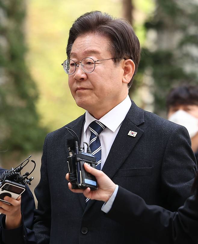 이재명 민주당 대표가 12일 서울 서초구 서울중앙지법에서 열린 '선거법 위반 사건' 1심 재판에 출석하고 있다./연합뉴스