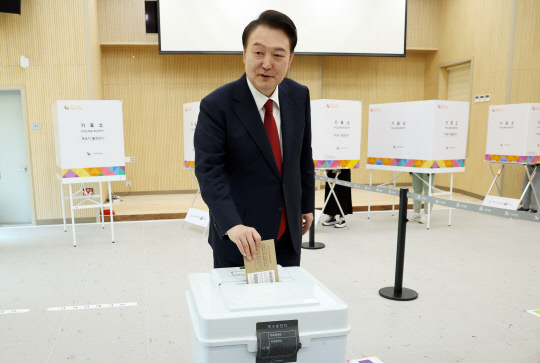 윤석열 대통령, 부산에서 국회의원선거 사전투표. 연합뉴스.