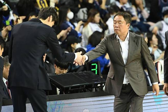 프로농구 4강 플레이오프서 격돌하는 김주성 감독과 전창진 감독. ⓒ KBL