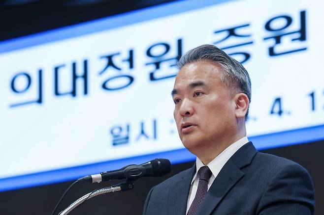 김성근 대한의사협회(의협) 비상대책위원회 언론홍보위원장이 12일 오후 서울 용산구 의협 회관에서 열린 ‘’의대정원 증원 저지를 위한 비상대책위원회 브리핑‘’에서 취재진의 질문에 답하고 있다. 2024.4.12.뉴스1