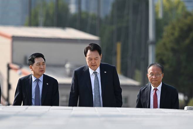 윤석열 대통령과 국민의힘 김기현 대표(왼쪽)와 윤재옥 원내대표(오른쪽), 이만희 신임 사무총장, 유의동 신임 정책위의장 등 ‘당 4역’이 18일 용산 대통령실에서 오찬을 한 뒤 용산 어린이정원을 산책하고 있다. 대통령실 제공