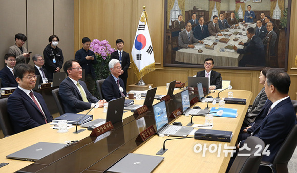 이창용 한국은행 총재가 12일 서울 중구 한국은행에서 열린 금융통화위원회를 주재하고 있다. [사진=공동취재단]