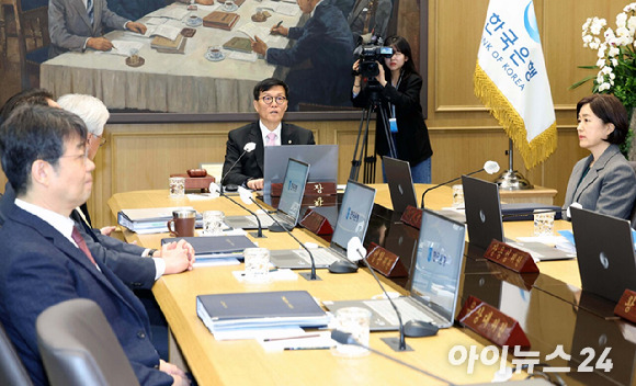 이창용 한국은행 총재가 12일 서울 중구 한국은행에서 열린 금융통화위원회를 주재하고 있다. [사진=공동취재단]