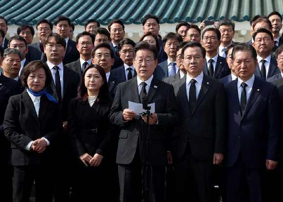 이재명 더불어민주당 대표가 당선인들과 함께 12일 오전 동작구 국립서울현충원을 찾아 참배한 뒤 기자회견을 갖고 있다. 2024.04.12. [사진=뉴시스]