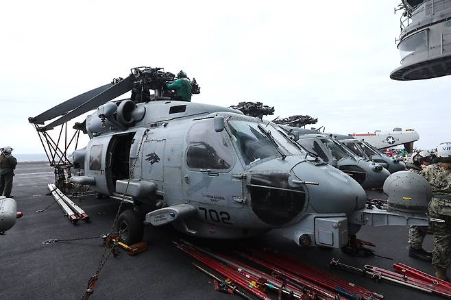 11일 해상훈련에 참여한 미 해군 항공모함 시어도어 루스벨트함 비행갑판에 MH-60 시호크 해상작전헬기들이 작전을 위해 대기를 하고 있다. 뉴스1