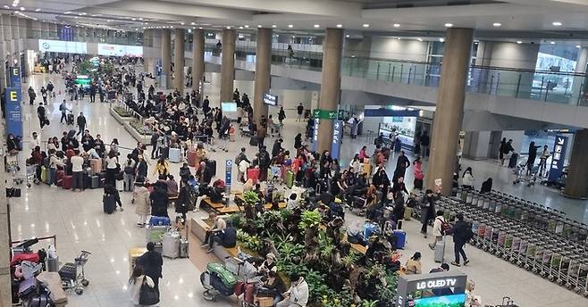 인천공항 제1여객터미널 입국장이 도착객과 환영객들로 북적거리고 있다. 박준철기자