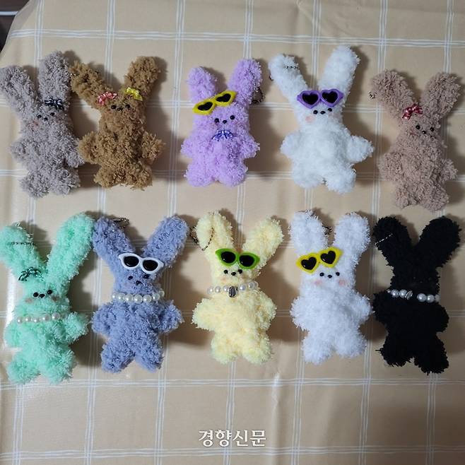 전모씨(29)가 동대문 시장에서 한 줄에 500원 하는 모루(철사에 털실을 감아 만든 끈)를 구매해 직접 만든 ‘모루인형 키링’. 전씨 제공