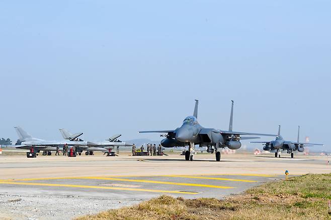 한·미 공군의 연합 편대군 종합훈련에 참가한 F-16(왼쪽 2기) 앞으로 F-15K(오른쪽 2기)가 지나고 있다. 공군 제공