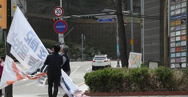 District office workers remove election banners in Jongno-gu, Seoul, on Nov. 11, a day after the 22nd National Assembly election. Hyo-Jin Jung Reporter