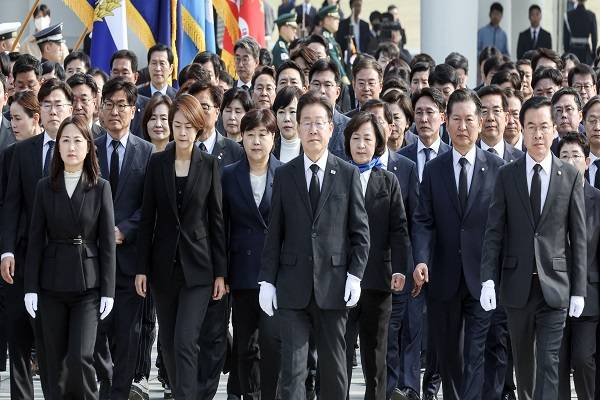 12일 오전 국립현충원을 찾은 이재명 대표와 22대 총선 당선인들.