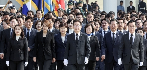 더불어민주당 이재명 대표와 더불어민주연합 윤영덕, 백승아 공동대표가 12일 오전 22대 총선 당선인들과 서울 동작구 국립서울현충원을 찾아 참배하기 위해 이동하고 있다. 연합뉴스