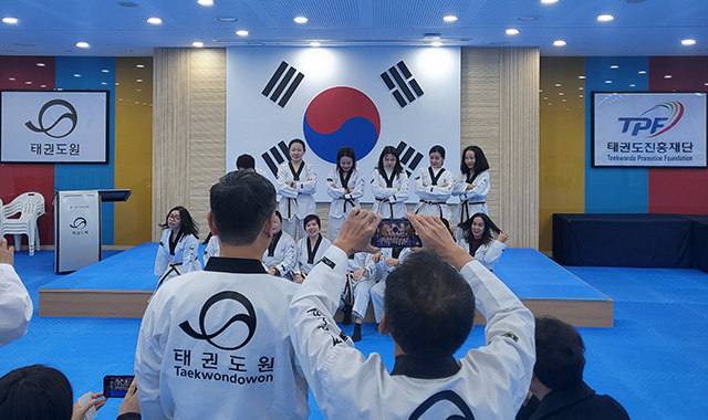 베트남 여행사 대표 태권도원 팸투어 기념촬영. 사진=태권도진흥재단 제공