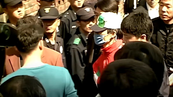 대법원은 지난 2007년 4월12일 연쇄살인범 정남규에게 사형을 선고했다. 사진은 시민들에 둘러싸여 현장 검증에 나선 정남규. /사진=MBN뉴스 공식 유튜브 채널 캡처