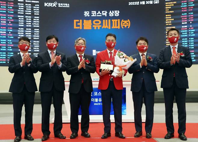 사업 불확실성 등의 영향으로 더블유씨피 주가가 하락하는 중이다. 사진은 2022년 9월 열린 더블유씨피 코스닥 상장기념식. /사진=한국거래소 제공