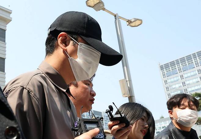 남의 차로 음주운전 후 음주 측정을 거부한 그룹 '신화' 신혜성이 항소심에서도 집행유예를 선고받았다. 사진은 12일 오전 서울동부지방법원에서 열린 항소심 선고 공판을 마친 뒤 법원을 빠져나가는 신혜성. /사진=  뉴스1