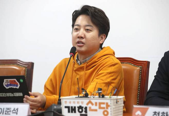 4·10 총선 경기 화성을에서 당선된 이준석 개혁신당 대표가 범야권인지, 범여권인지에 대한 해석이 나뉜다. 사진은 지난 11일 오후 서울 여의도 국회에서 열린 개혁신당 중앙선거대책위원회 해단식에서 발언을 하고 있는 이준석 대표. /사진= 뉴스1