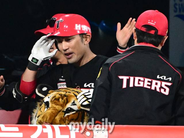 2024년 4월 3일 오후 경기도 수원KT위즈파크에서 '2024 신한 SOL Bank KBO리그' KIA 타이거즈와 KT 위즈의 경기가 열렸다. KIA 서건창이 4회초 2사 1루서 2점 홈런을 친 뒤 동료들의 축하를 받고 기뻐하고 있다./마이데일리