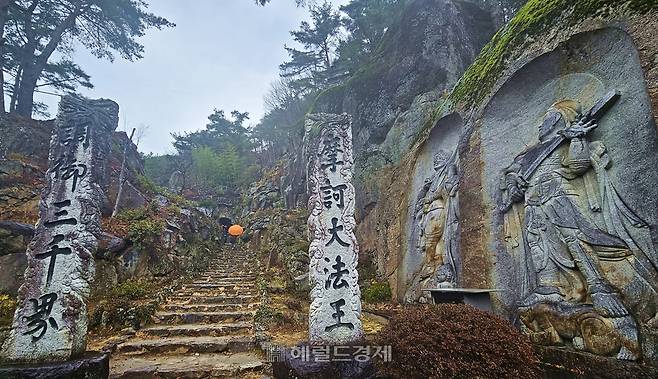 서암정사로 이어지는 계단길 옆의 사천왕상. 경주 불국사의 사천왕상을 본떠 천연암벽에 불상을 새겼다.